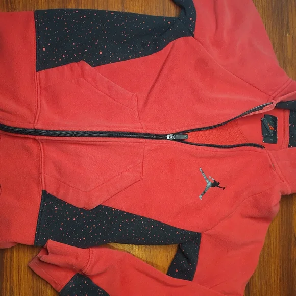Youth/Kids Jordan Hooded JacketSize: MAges: 8/10 YrsColor: Black/Red